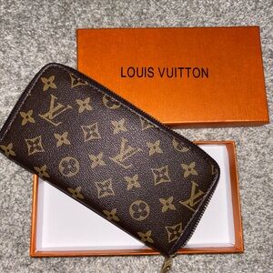 Black and Gold Zipper Wallet